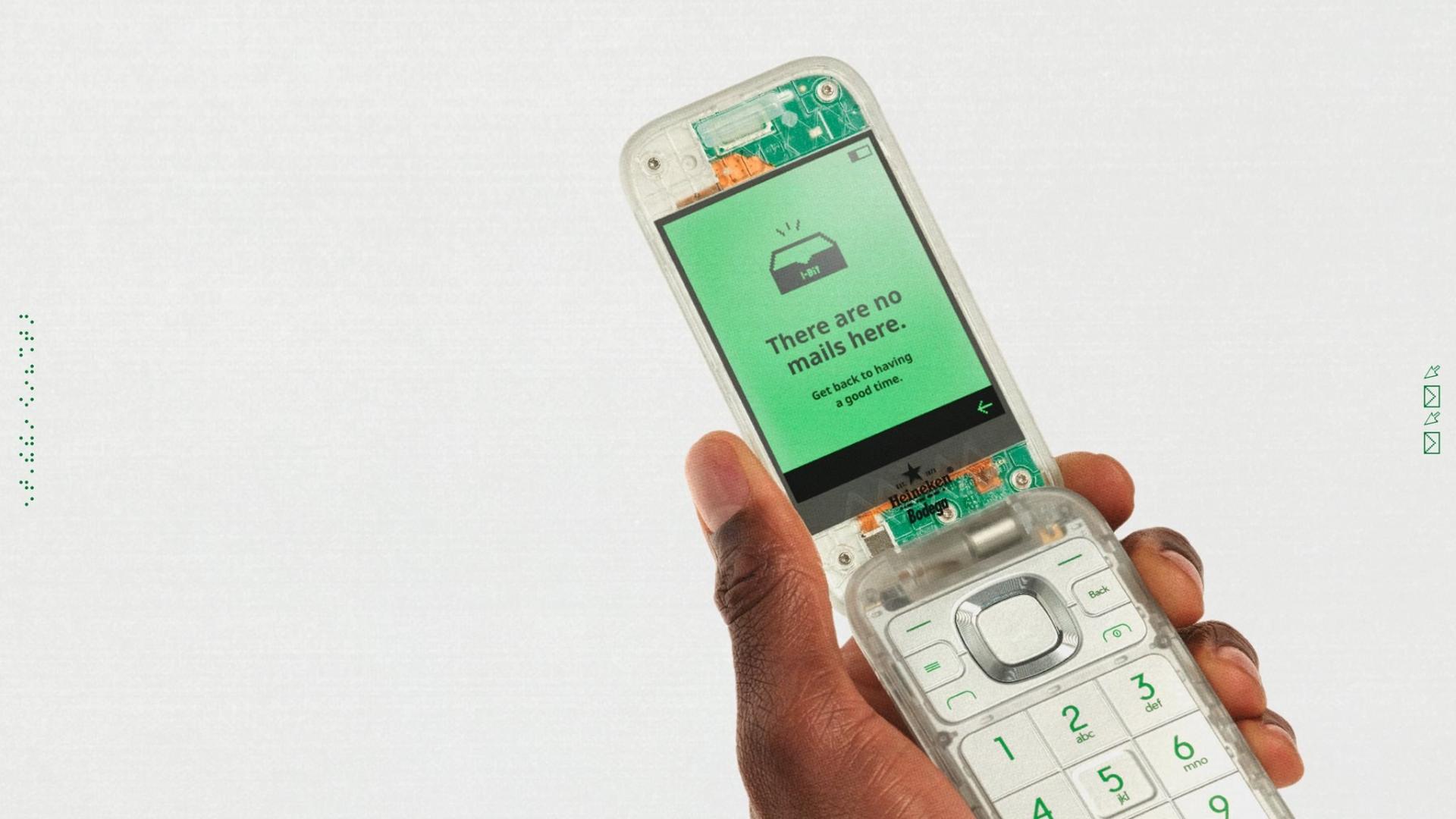 گوشی ساده تاشو بورینگ فون | Boring Phone در دست
